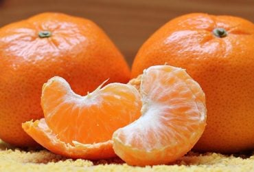 Плесень на фруктах: эксперт объяснила, когда её можно срезать, а когда - выбросить всё