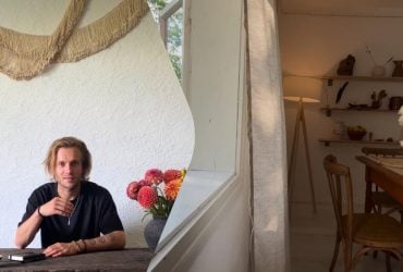 Дизайнер купив стару хату в селі в Карпатах і показав, як її відремонтував (відео)