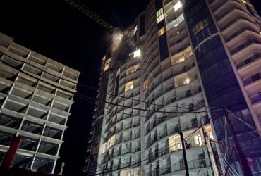 РФ масовано атакувала Одесу: є влучання в багатоповерхівку, пошкоджено мікроавтобус