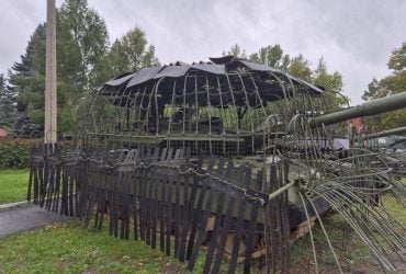 Російський танк пережив 40 ударів дронів: чи може механізована війна повернутися