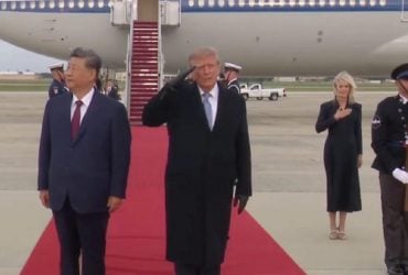 С красной дорожкой у трапа самолета: Трамп лично встретил Си Цзиньпина (видео)
