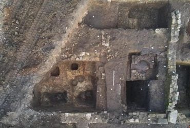 Археологи нашли под деревней сосуд возрастом 1800 лет, наполненный десятками тысяч римских монет