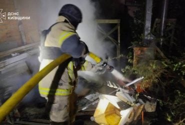 Окупанти вдарили безпілотниками по Києву та області: виникло багато пожеж, є постраждалі