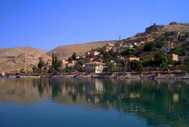 В Турции есть затонувший город, где можно проплыть над руинами и увидеть черные розы