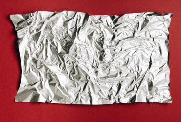 Можно ли класть продукты на матовую сторону фольги: развязан старый спор домашних поваров