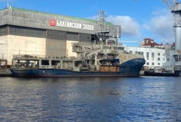 У Санкт-Петербурзі підняли затонулий рік тому військовий буксир Капітан Ушаков (фото)