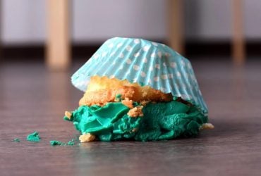 Вчені перевірили правило п’яти секунд: який продукт зібрав найбільше бактерій