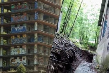 Розкішний курорт із 11 готелів перетворився на місто-привид у горах