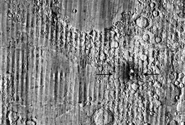 Дещо моторошне: NASA виявила величезний кратер на поверхні Місяця (фото)