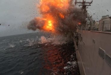 Американский фрегат отправили ко дну во время учений: его атаковали с моря и воздуха