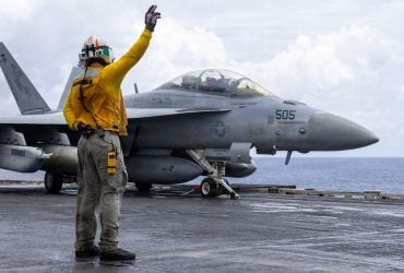 США потеряли самолет РЭБ при посадке на авианосец: есть раненые