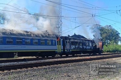 РФ атакувала поїзд на Харківщині: сталася пожежа, є постраждалі