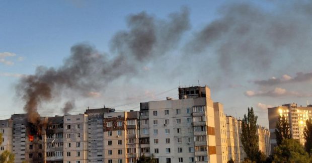 уламки дрона впали на дорогу, є постраждалі