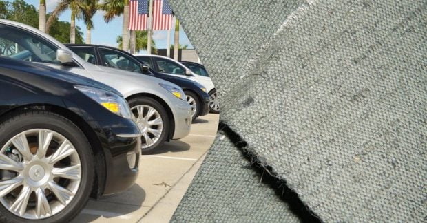 чому в США водії захищають машини брезентом