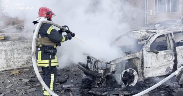 росіяни вдарили дроном по автівці з людьми