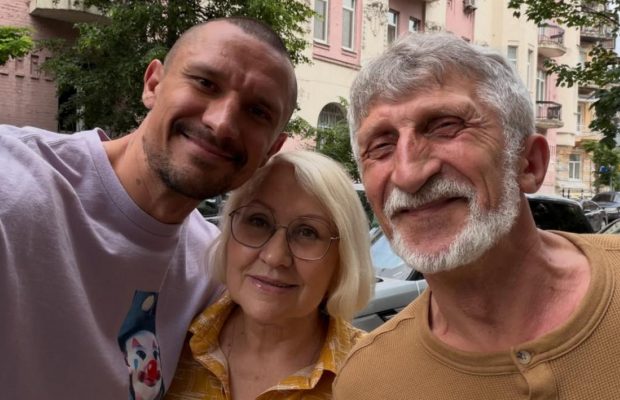 "На базі": Цимбалюк із батьками та коханою виїхав з Києва (фото)