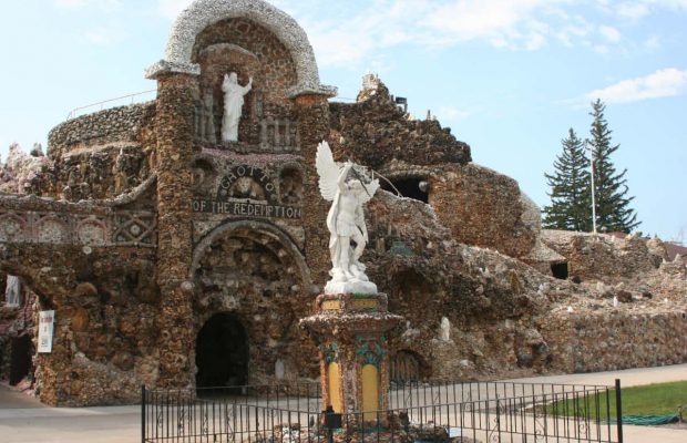 Чоловік пообіцяв збудувати святиню, якщо виживе: для неї знадобилося 100 вагонів каменю