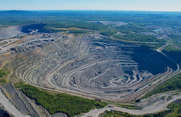 Испания затопила угольный карьер глубиной 300 метров, создав уникальное искусственное озеро