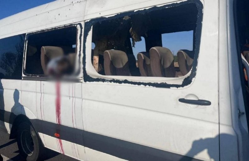 Росіяни вдарили по автобусу біля Нікополя: загинули 5 осіб, багато поранених (фото)