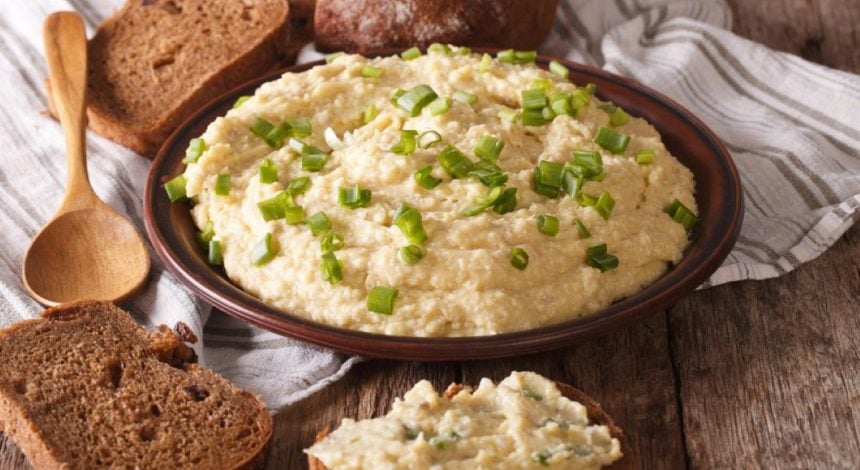 Это самая вкусная намазка на хлеб: беру рыбные консервы и яйца