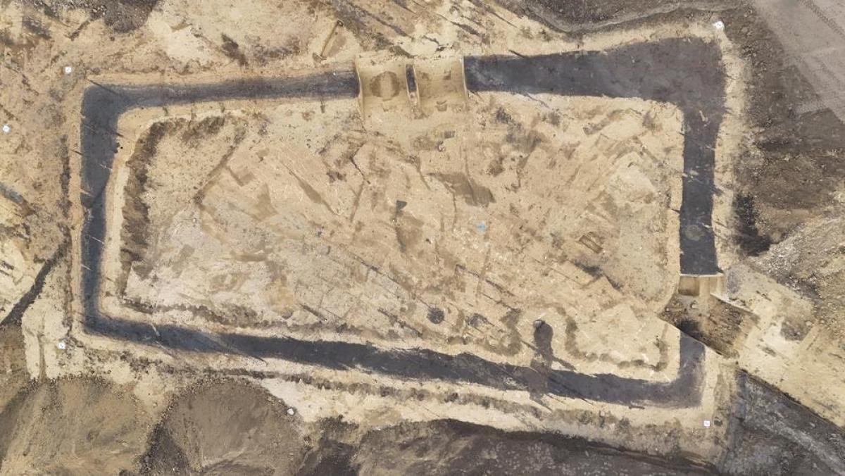 Археологи нашли в захоронении возрастом 6000 лет неожиданный средневековый туннель (фото) Археологи нашли в захоронении возрастом 6000 лет неожиданный средневековый туннель (фото)