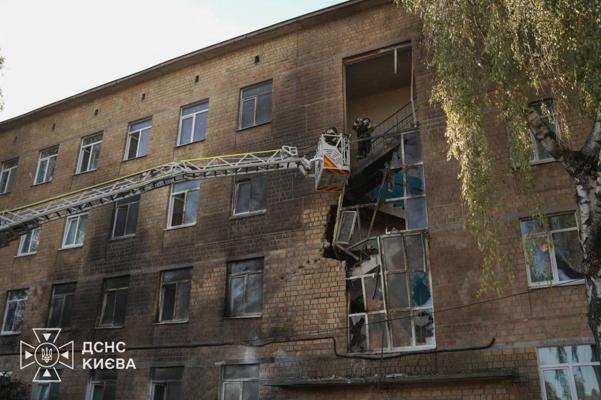 Російські окупанти вдарили дроном по школі в Києві (фото, відео)
