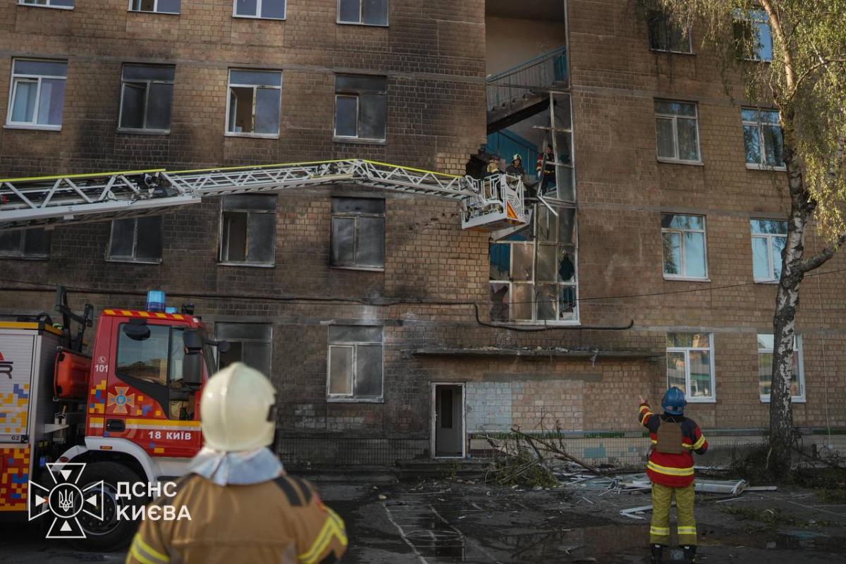 Российские оккупанты атаковали дроном школу в Киеве (фото, видео)