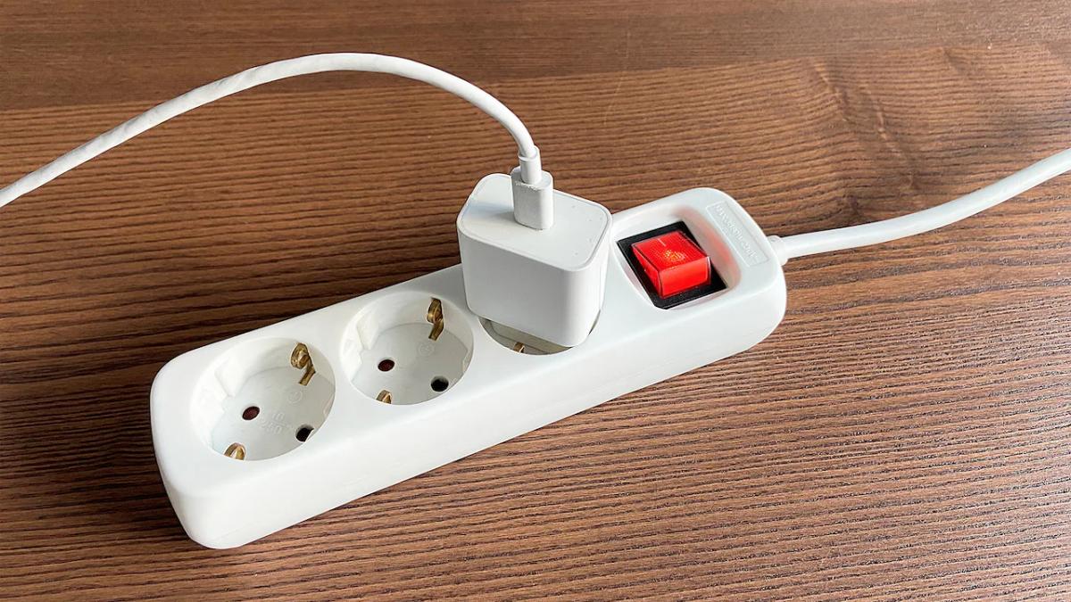 Эту ошибку при зарядке смартфона совершают почти все: как правильно подключать кабель Эту ошибку при зарядке смартфона совершают почти все: как правильно подключать кабель