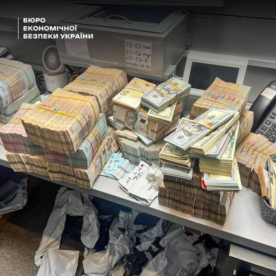 БЕБ вилучило понад 630 млн грн у справі про мережу нелегальних обмінників БЕБ вилучило понад 630 млн грн у справі про мережу нелегальних обмінників