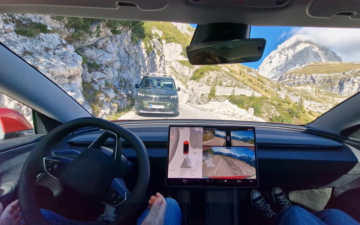 Tesla з автопілотом потрапила в пастку на вузькому гірському серпантині: чим все закінчилося