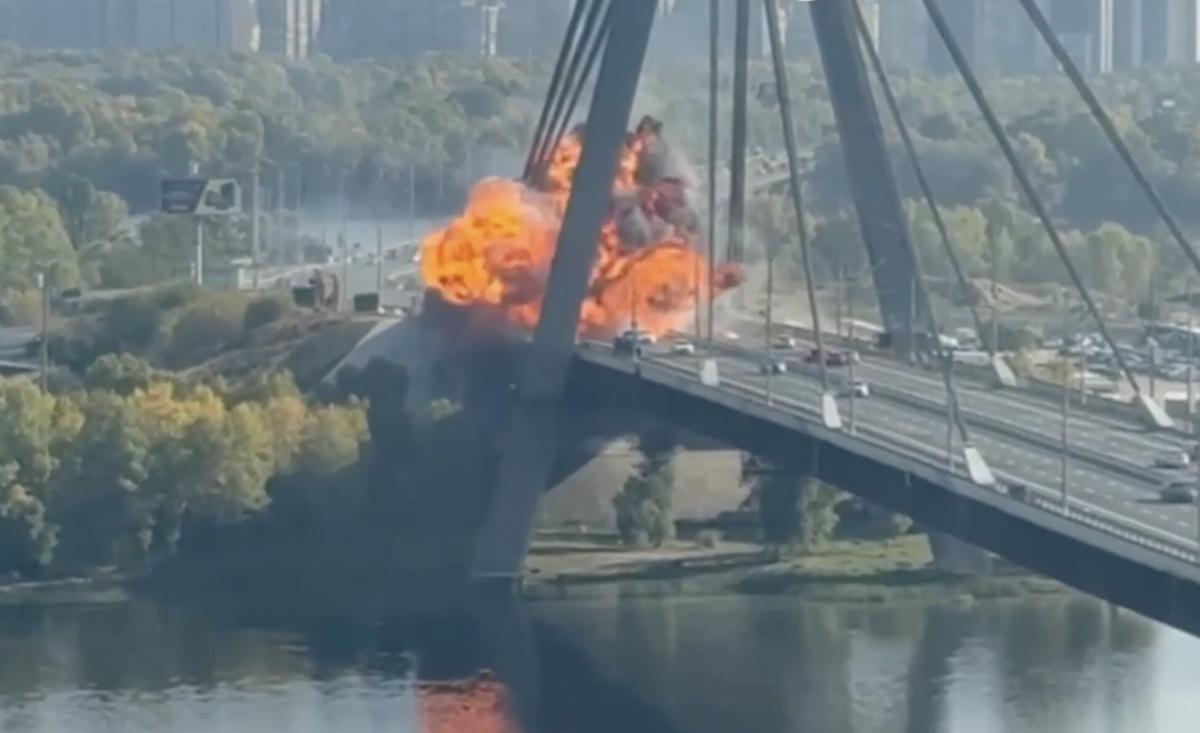 Росіяни вдарили по Північному мосту у Києві, на дорозі виникла велика діра (фото, відео) Росіяни вдарили по Північному мосту у Києві, на дорозі виникла велика діра (фото, відео)