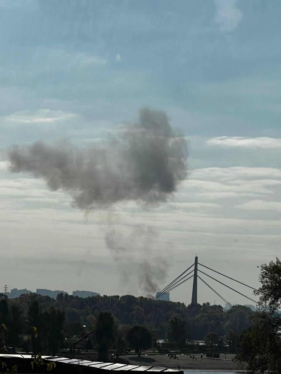 Росіяни вдарили по Північному мосту у Києві, на дорозі виникла велика діра (фото, відео) Росіяни вдарили по Північному мосту у Києві, на дорозі виникла велика діра (фото, відео)