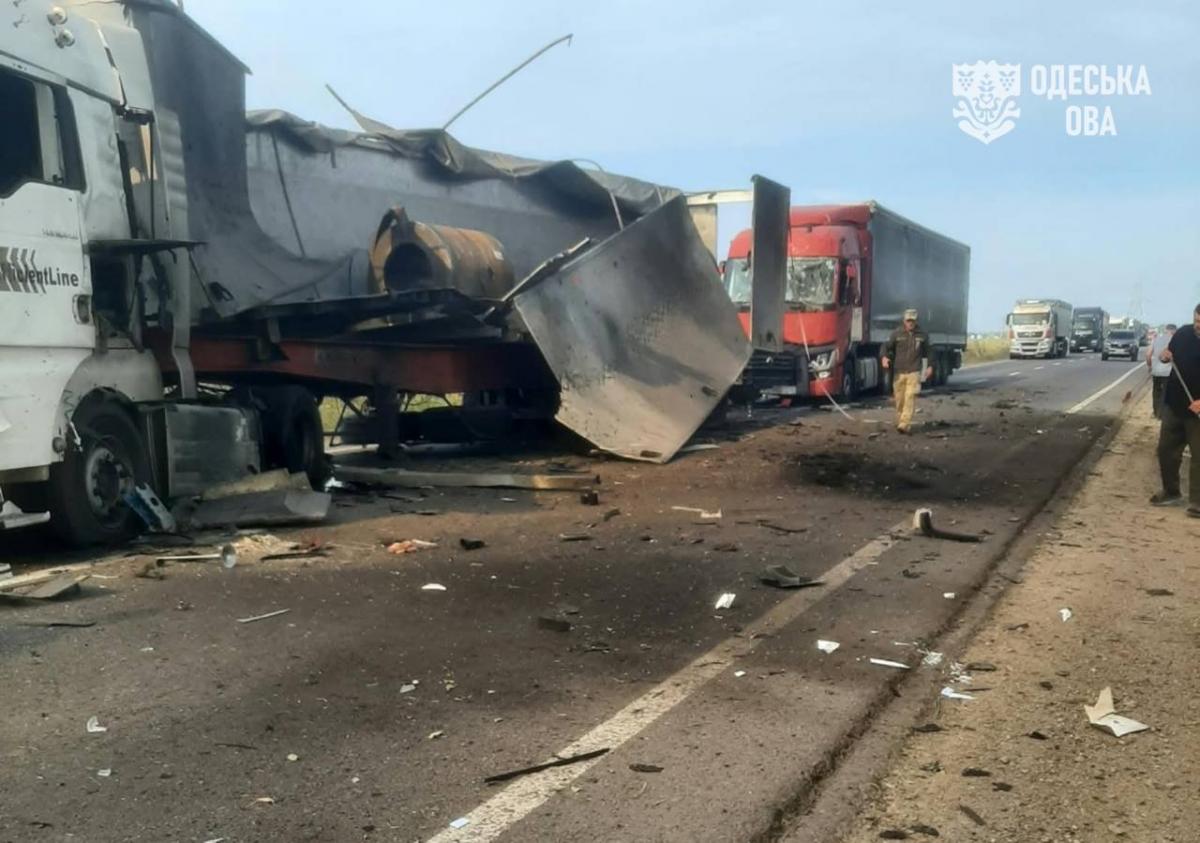 Армія РФ завдала ударів по автомобільній дорозі на Одещині: уражено фури, є поранені