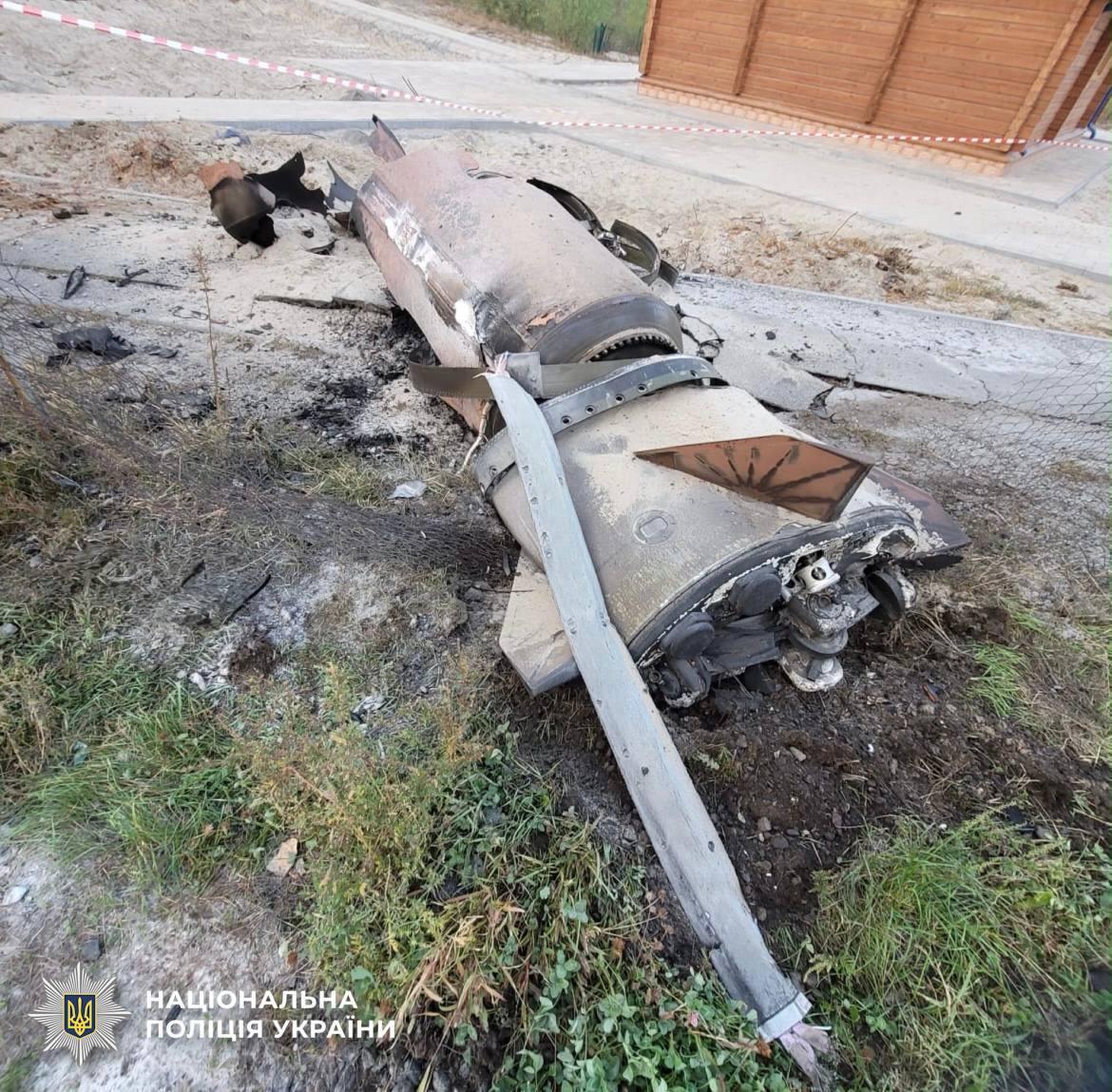 У Києві серед будинків знайшли нерозірвану балістичну ракету РФ (фото) У Києві серед будинків знайшли нерозірвану балістичну ракету РФ (фото)