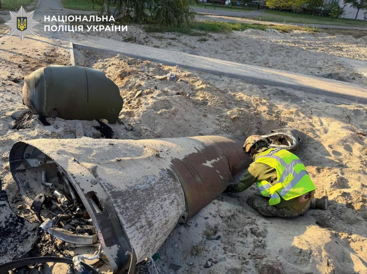 У Києві серед будинків знайшли нерозірвану балістичну ракету РФ (фото) У Києві серед будинків знайшли нерозірвану балістичну ракету РФ (фото)