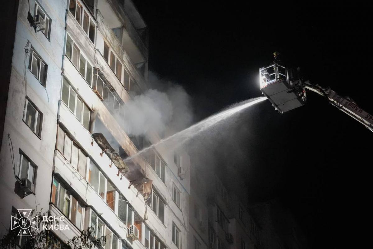 Окупанти вдарили дроном по багатоповерхівці у Києві, серед постраждалих діти Окупанти вдарили дроном по багатоповерхівці у Києві, серед постраждалих діти