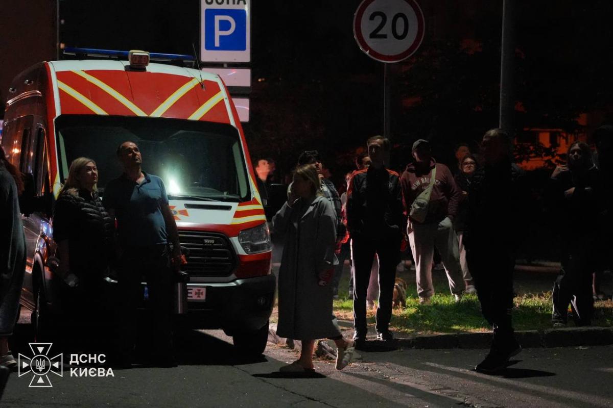 Окупанти вдарили дроном по багатоповерхівці у Києві, серед постраждалих діти Окупанти вдарили дроном по багатоповерхівці у Києві, серед постраждалих діти