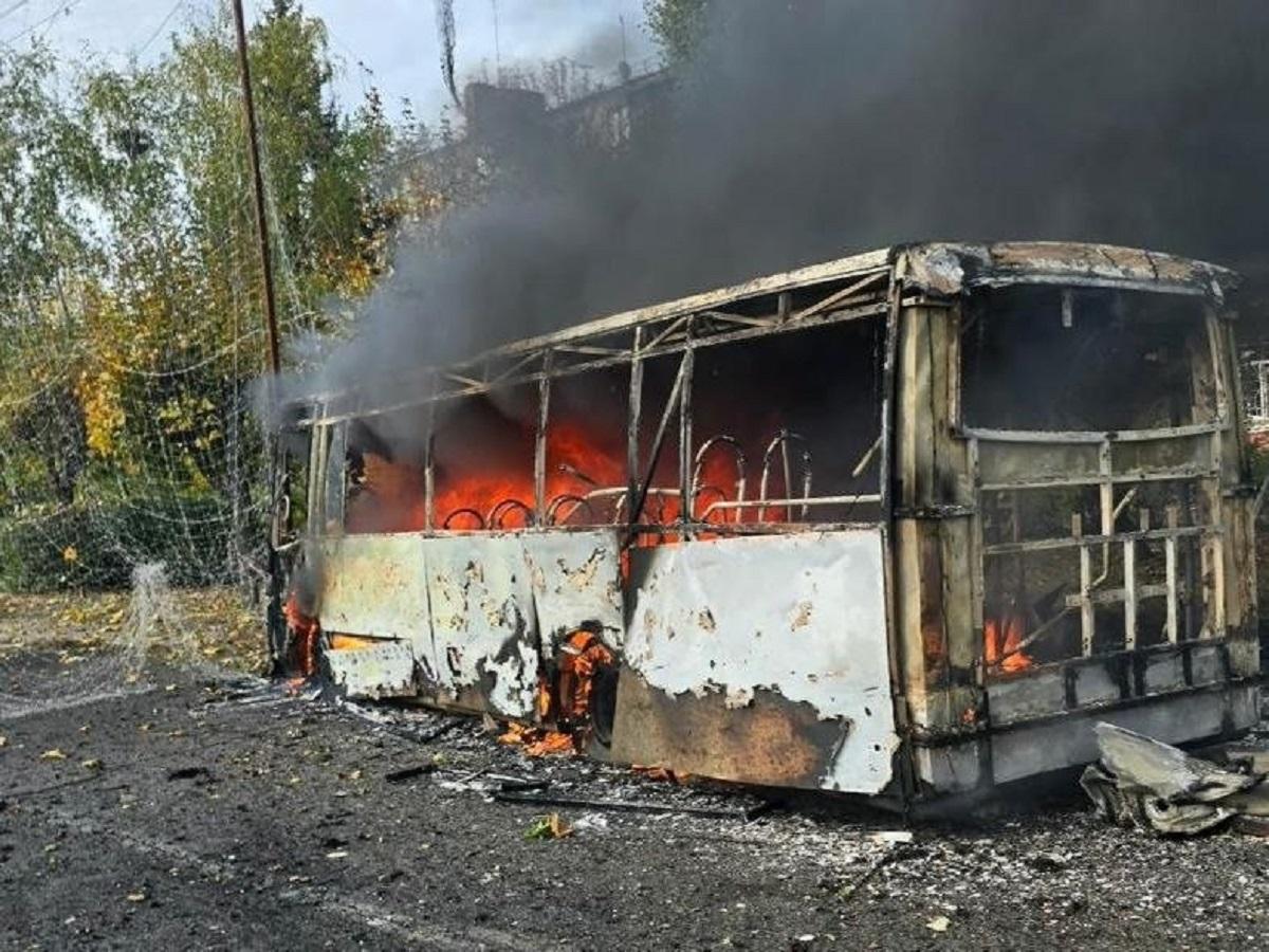 Росіяни вдарили по рейсовому автобусу в Краматорську: загинули 12 людей Росіяни вдарили по рейсовому автобусу в Краматорську: загинули 12 людей