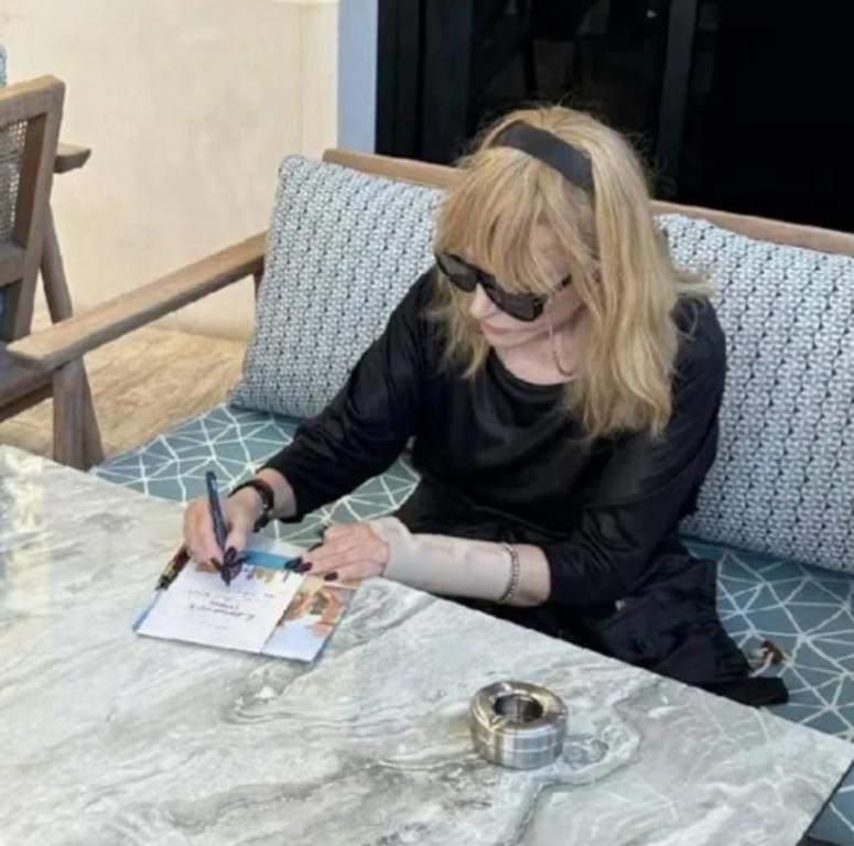 77-летняя Пугачева напугала фанов своим видом: в ее окружении сделали заявление (фото) 77-летняя Пугачева напугала фанов своим видом: в ее окружении сделали заявление (фото)
