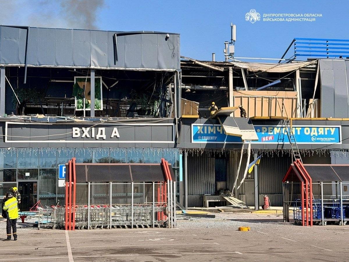 РФ влучила в 'Епіцентр' поблизу Дніпра: спалахнула пожежа (фото) РФ влучила в 'Епіцентр' поблизу Дніпра: спалахнула пожежа (фото)