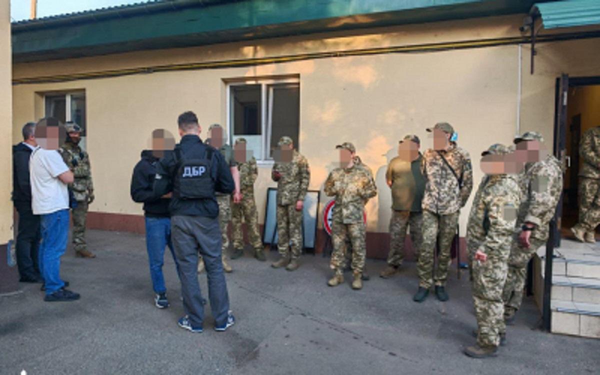 В Одесі дев’ятьох представників ТЦК засудили за силове затримання чоловіків на вулицях В Одесі дев’ятьох представників ТЦК засудили за силове затримання чоловіків на вулицях