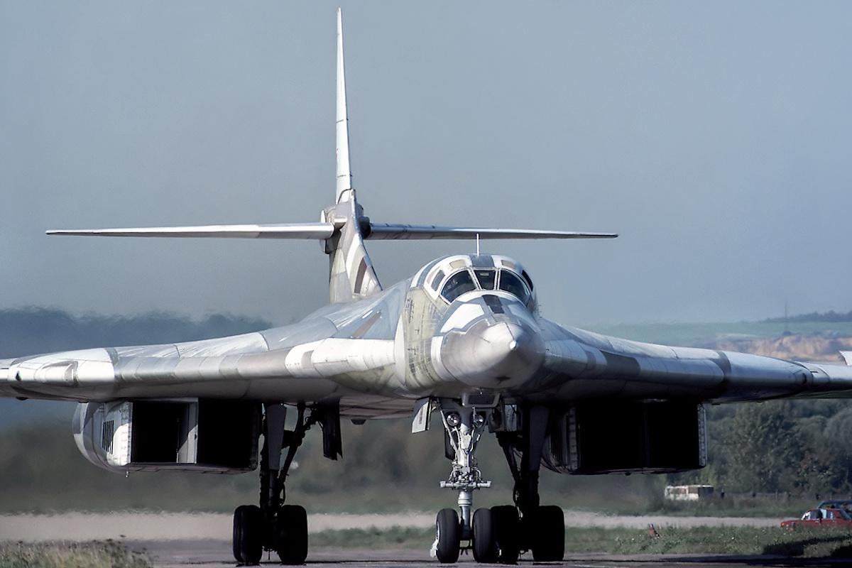 Супутникові знімки зафіксували спорядження Ту-160 ракетами перед атакою по Україні Супутникові знімки зафіксували спорядження Ту-160 ракетами перед атакою по Україні