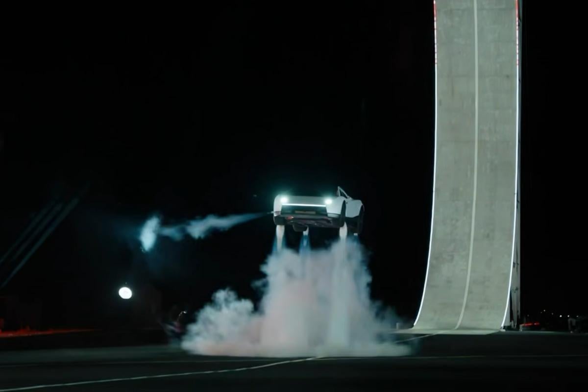 Маск презентував спорткар Tesla, який вміє літати та робити сальто (відео) Маск презентував спорткар Tesla, який вміє літати та робити сальто (відео)
