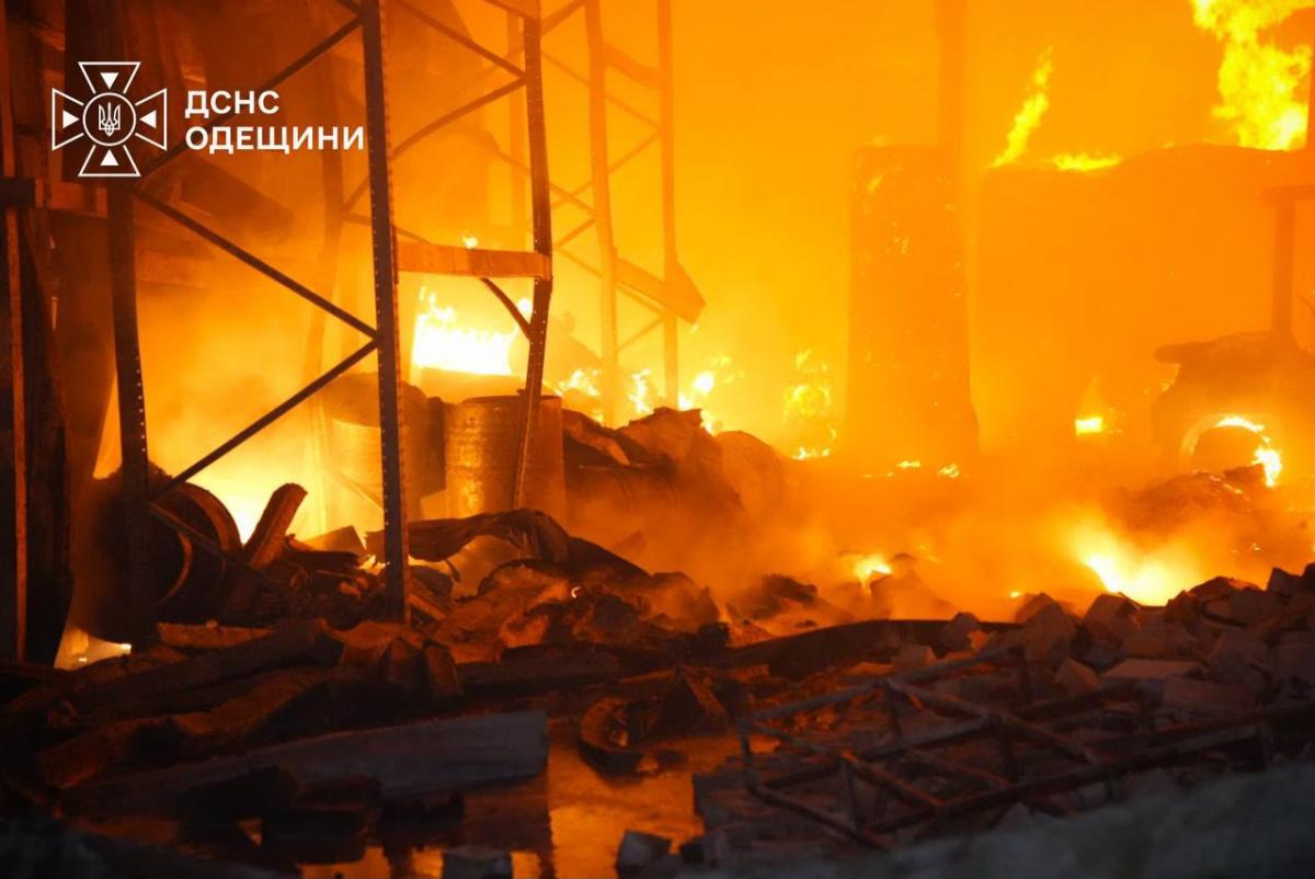 РФ вдарила по енергооб’єкту і підприємству на Одещині: спалахнули пожежі, є поранені РФ вдарила по енергооб’єкту і підприємству на Одещині: спалахнули пожежі, є поранені