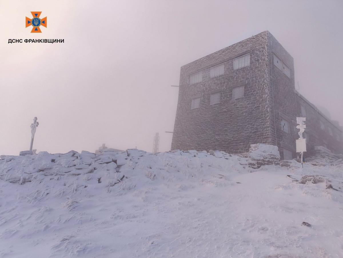 Карпаты засыпало снегом: в горах ударил мороз -5° (фото) Карпаты засыпало снегом: в горах ударил мороз -5° (фото)