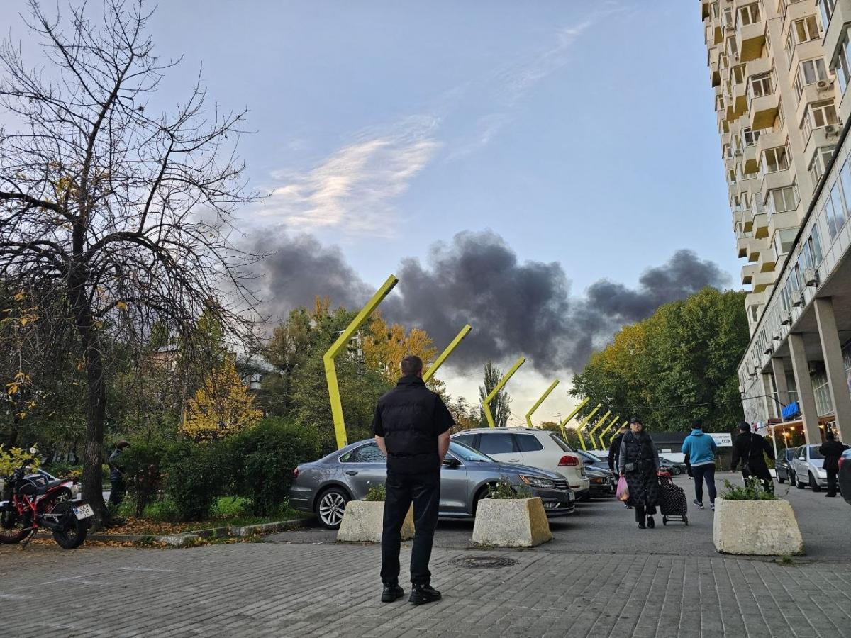 У низці районів Києва після 'прильоту' виникли масштабні проблеми зі світлом У низці районів Києва після 'прильоту' виникли масштабні проблеми зі світлом