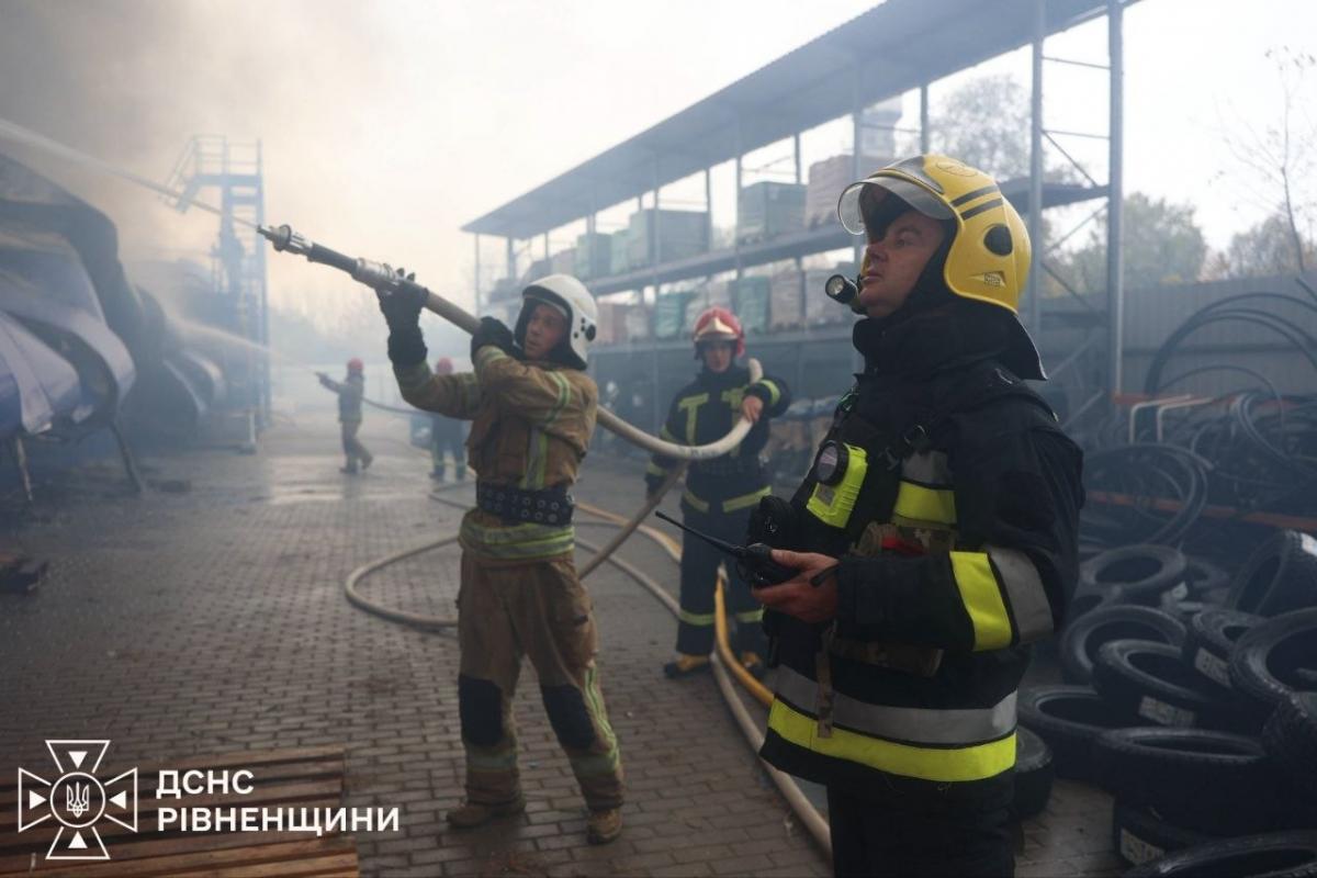 Росія вдарила по 'Епіцентру' на Рівненщині: в ДСНС показали наслідки (фото) Росія вдарила по 'Епіцентру' на Рівненщині: в ДСНС показали наслідки (фото)