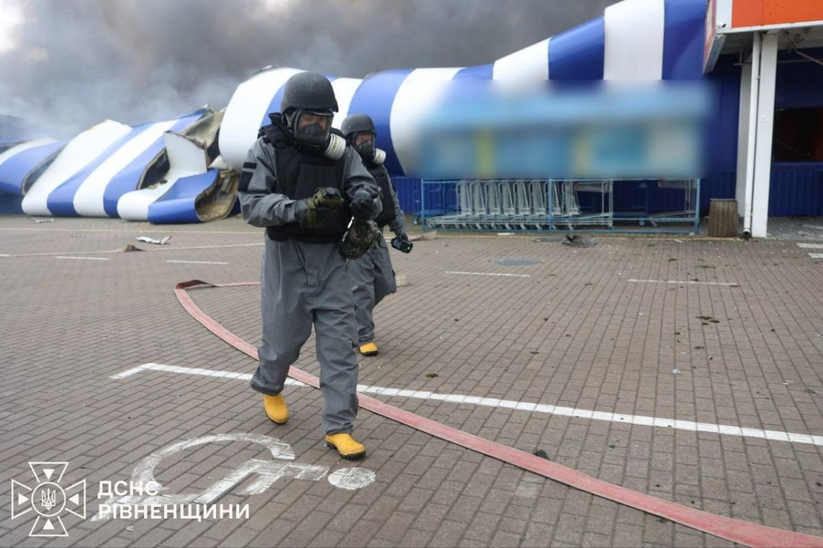 Росія вдарила по 'Епіцентру' на Рівненщині: в ДСНС показали наслідки (фото) Росія вдарила по 'Епіцентру' на Рівненщині: в ДСНС показали наслідки (фото)