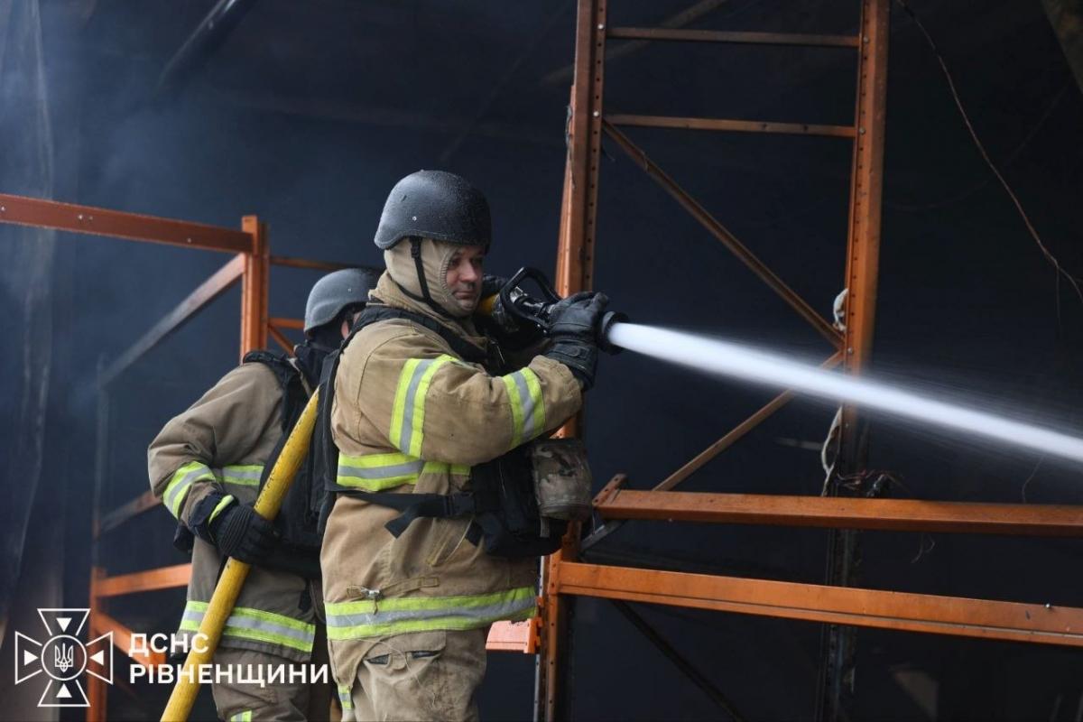 Росія вдарила по 'Епіцентру' на Рівненщині: в ДСНС показали наслідки (фото) Росія вдарила по 'Епіцентру' на Рівненщині: в ДСНС показали наслідки (фото)