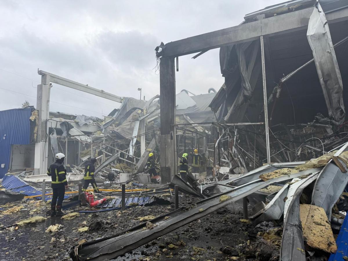 Реактивний дрон атакував гіпермаркет 'Метро' у Рівному: є значні руйнування Реактивний дрон атакував гіпермаркет 'Метро' у Рівному: є значні руйнування